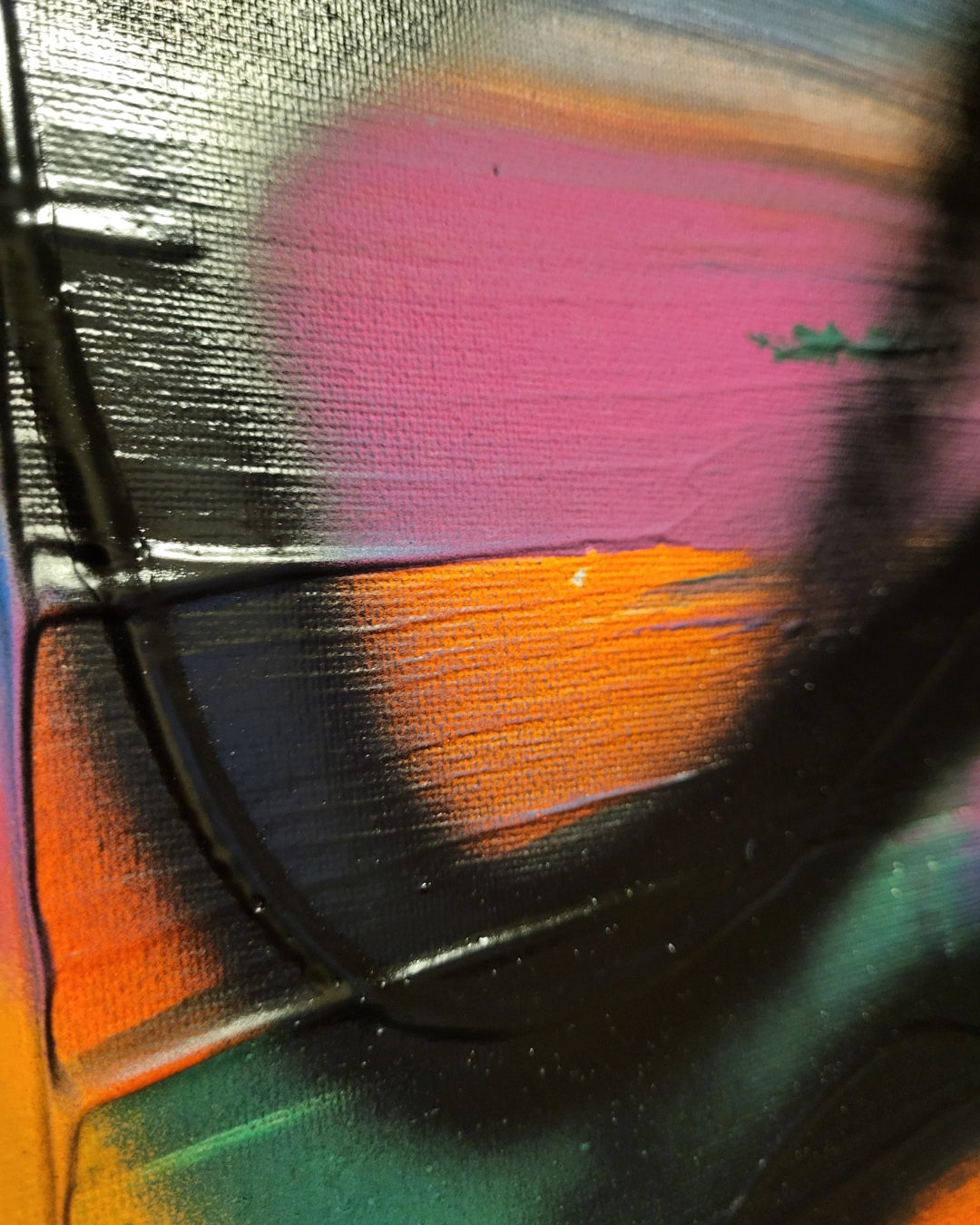 Abstraktes Acrylgemälde "Glückliche Emotionen Impression" von Sandra Conrad im Street-Art-Stil. Der Hintergrund ist eine Mischung aus bunten Strichen in Blau, Orange, Grün und Lila. Darüber liegen dicke, schwarze, gewellte Linien und einfache, lachende Gesichter.