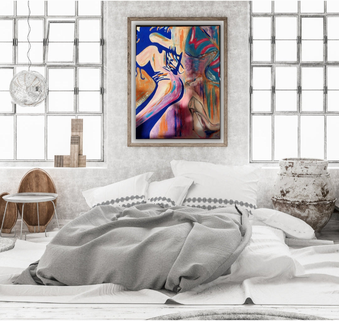 Gerahmtes, abstraktes Gemälde von Simone Kratzsch mit organischen Formen in Blau, Orange und Rottönen hängt über einem hellen Bett in einem loftartigen Raum mit großen Fenstern. Verfügbar bei FEMARTSPACE.