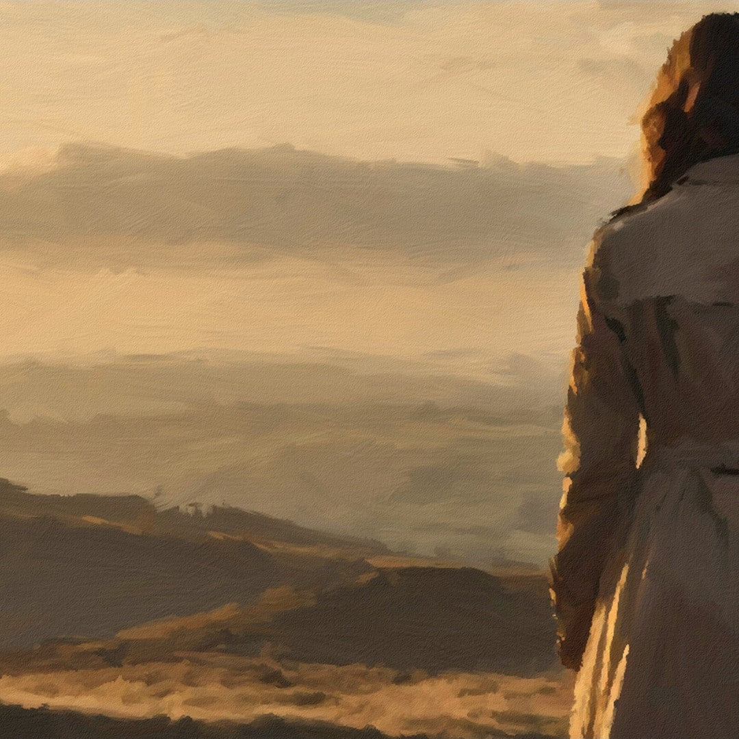 Das fotorealistische Digitalgemälde "Uckermark" aus der Serie "Rueckenfiguren" von nostrokes zeigt eine Person von hinten, die auf einem Feldweg steht und in die Ferne blickt. Die Silhouette der Person hebt sich vor dem warmen, orange-gelben Licht der Abendsonne ab, die über eine weite, landwirtschaftlich genutzte Fläche scheint. Das Werk ist von einer romantischen, nachdenklichen Stimmung geprägt. Es ist auf Leinwand gedruckt und in einer limitierten Edition bei FEMARTSPACE erhältlich.