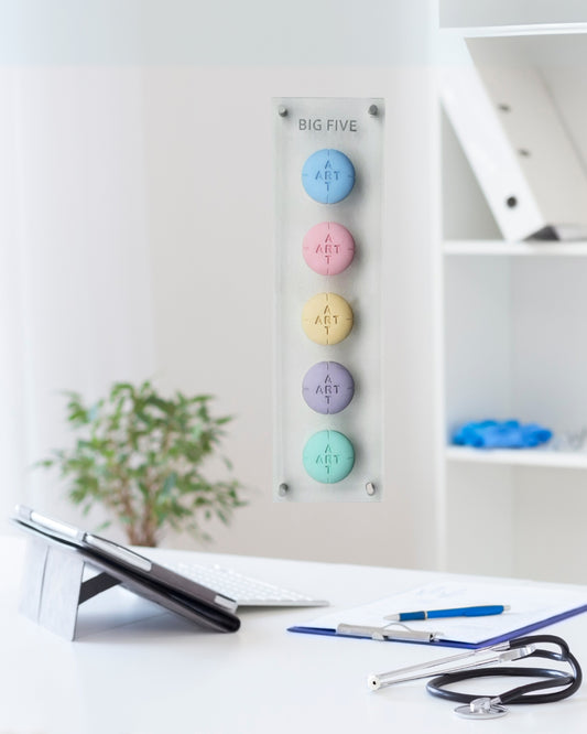 Wandobjekt BIG FIVE von Amos Plaut: Fünf farbige Porzellan-Pillen mit „ART“-Prägung auf Plexiglasplatte, zeitgenössische Konzeptkunst.