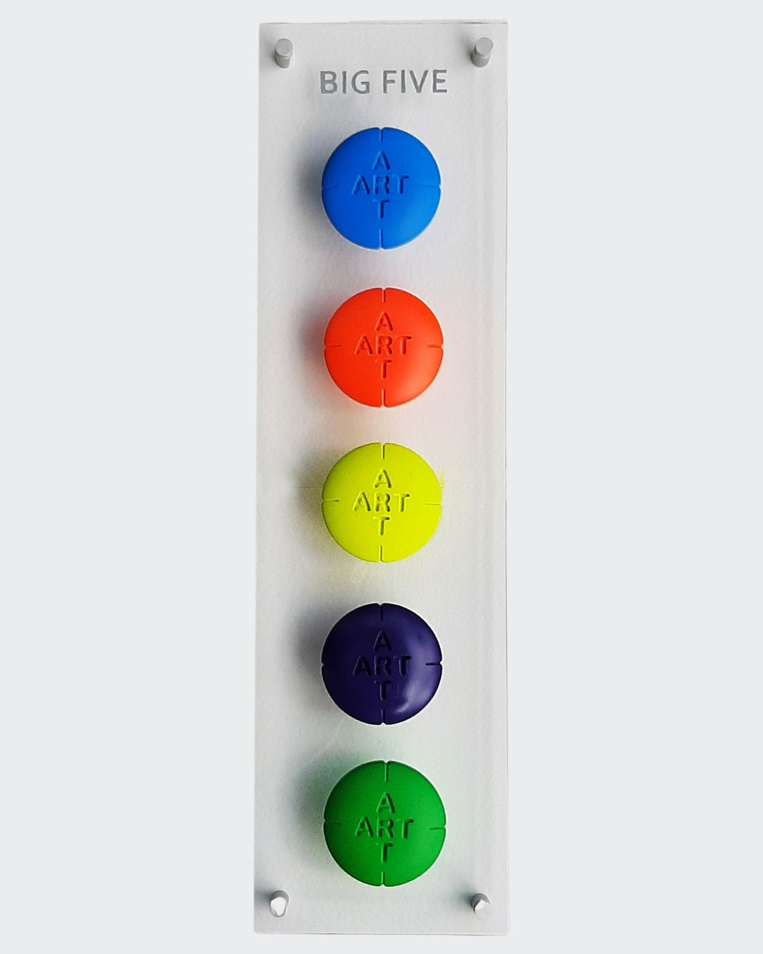 Wandobjekt BIG FIVE von Amos Plaut: Fünf farbige Porzellan-Pillen mit „ART“-Prägung auf Plexiglasplatte, zeitgenössische Konzeptkunst.