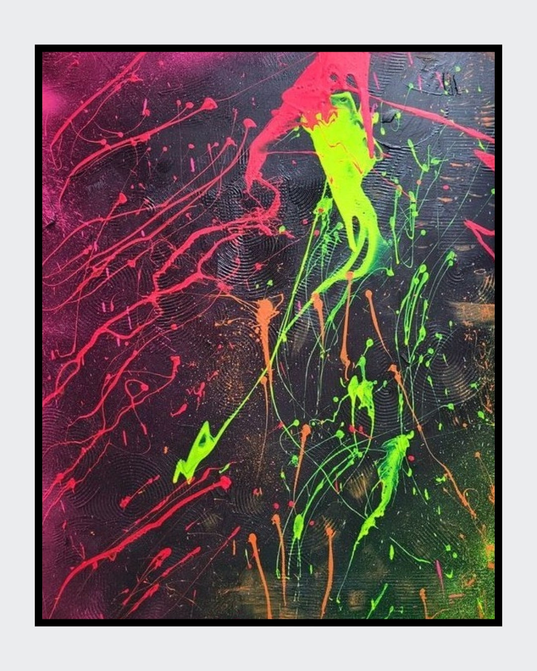 Abstraktes Acrylgemälde "Neon Galaxy" von Sandra Conrad, dominiert von einer dunklen Oberfläche, über die sich dynamische Spritzer und fließende Formen in fluoriszierendem Neon-Grün, Rot und Orange ziehen.