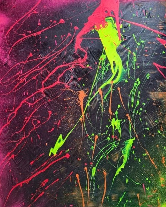 Abstraktes Acrylgemälde "Neon Galaxy" von Sandra Conrad, dominiert von einer dunklen Oberfläche, über die sich dynamische Spritzer und fließende Formen in fluoriszierendem Neon-Grün, Rot und Orange ziehen.