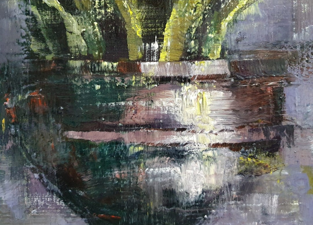 Detailfoto von: Ölgemälde von Vadim Lazarev, 50 × 60 cm. Eine dunkle Vase mit filigranen Maiglöckchen vor einem atmosphärisch gehaltenen, violett-grünen Hintergrund. Feine Details und weiche Farbverläufe verleihen dem Bild Tiefe und Ausdruck.