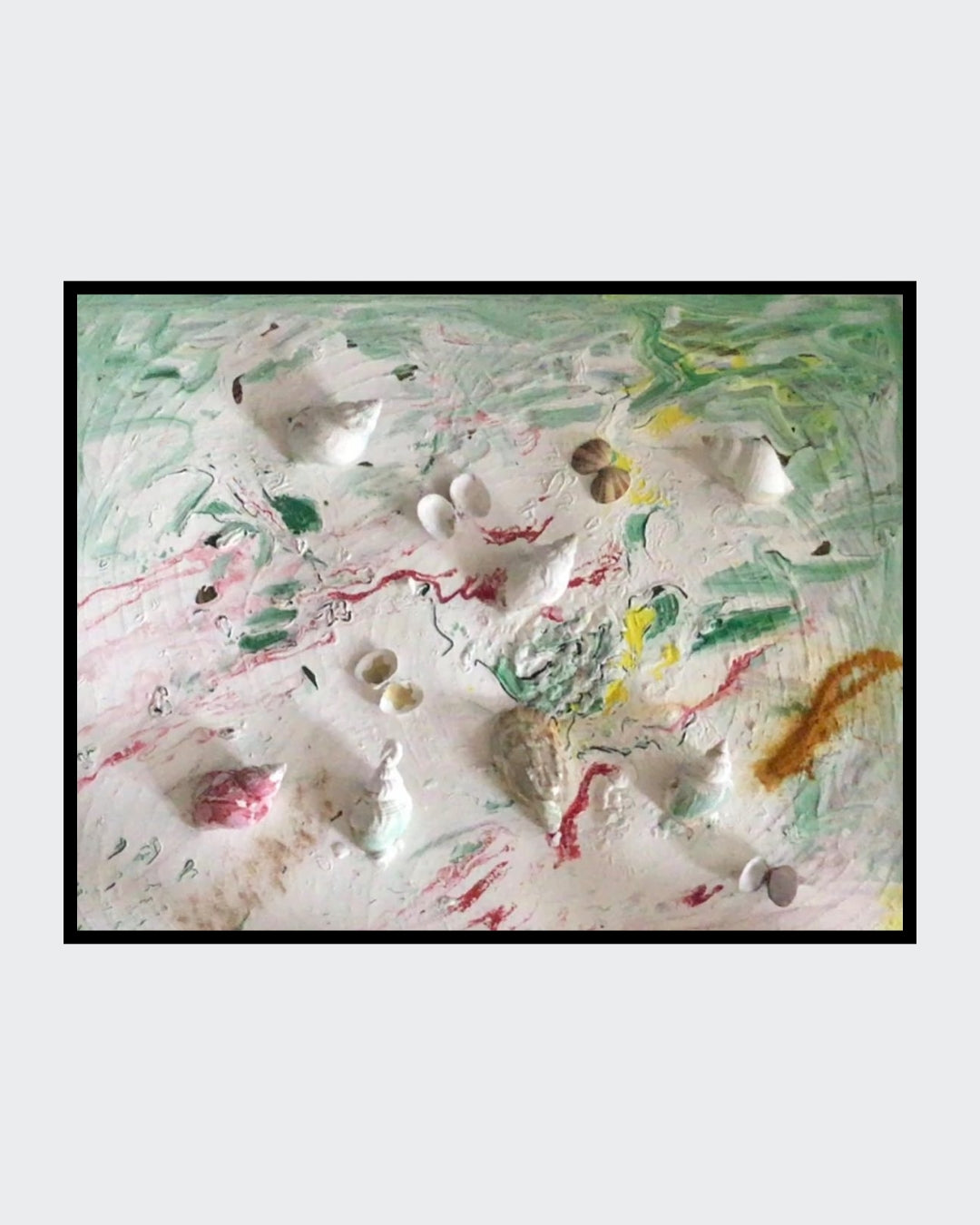 Abstraktes Acrylgemälde 'Fruits de Mer' von Federica (50 x 60 cm) mit reliefartigen Strukturen und maritimen Elementen. Pastellige Farbtöne auf weißem Grund mit grünen, roten und gelben Akzenten.