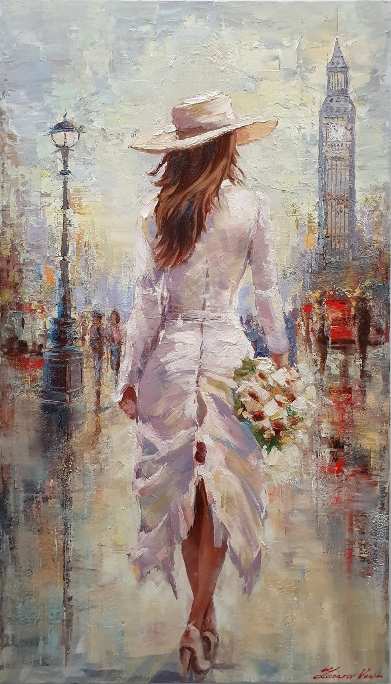 Ölgemälde von Vadim Lazarev, 140 × 80 cm. Eine Frau in einem weißen Kleid mit Blumenstrauß spaziert durch London, während Big Ben und das Stadtleben im Hintergrund verschwimmen. Warme und kühle Farbtöne verleihen dem Werk Tiefe und Atmosphäre.