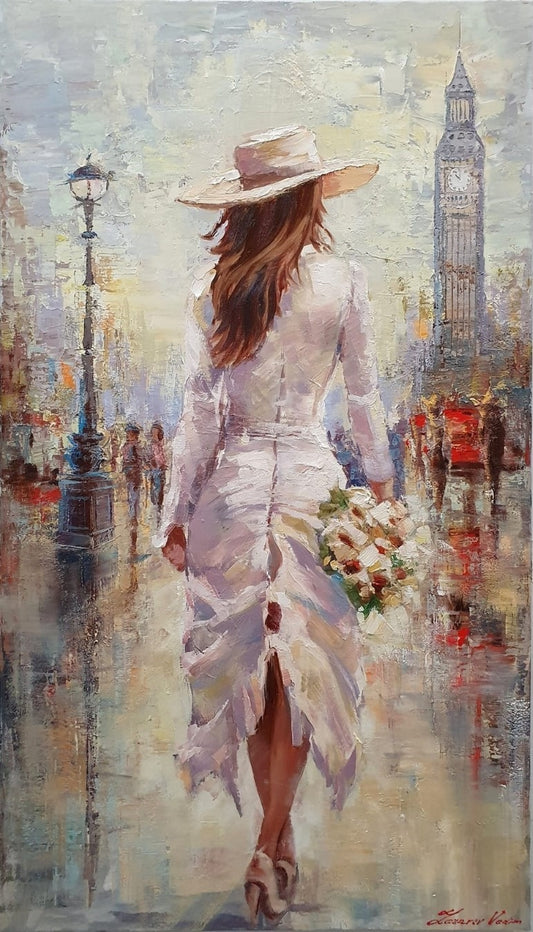 Ölgemälde von Vadim Lazarev, 140 × 80 cm. Eine Frau in einem weißen Kleid mit Blumenstrauß spaziert durch London, während Big Ben und das Stadtleben im Hintergrund verschwimmen. Warme und kühle Farbtöne verleihen dem Werk Tiefe und Atmosphäre.