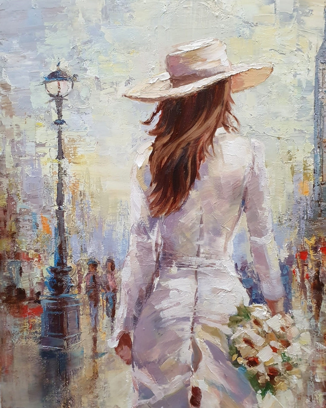 Ölgemälde von Vadim Lazarev, 140 × 80 cm. Eine Frau in einem weißen Kleid mit Blumenstrauß spaziert durch London, während Big Ben und das Stadtleben im Hintergrund verschwimmen. Warme und kühle Farbtöne verleihen dem Werk Tiefe und Atmosphäre.