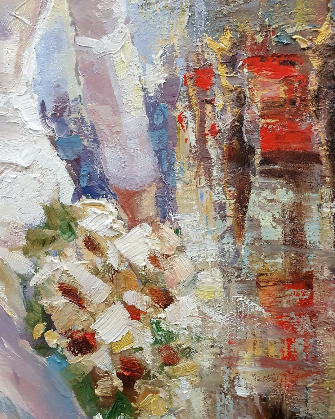 Ölgemälde von Vadim Lazarev, 140 × 80 cm. Eine Frau in einem weißen Kleid mit Blumenstrauß spaziert durch London, während Big Ben und das Stadtleben im Hintergrund verschwimmen. Warme und kühle Farbtöne verleihen dem Werk Tiefe und Atmosphäre. (Detail)