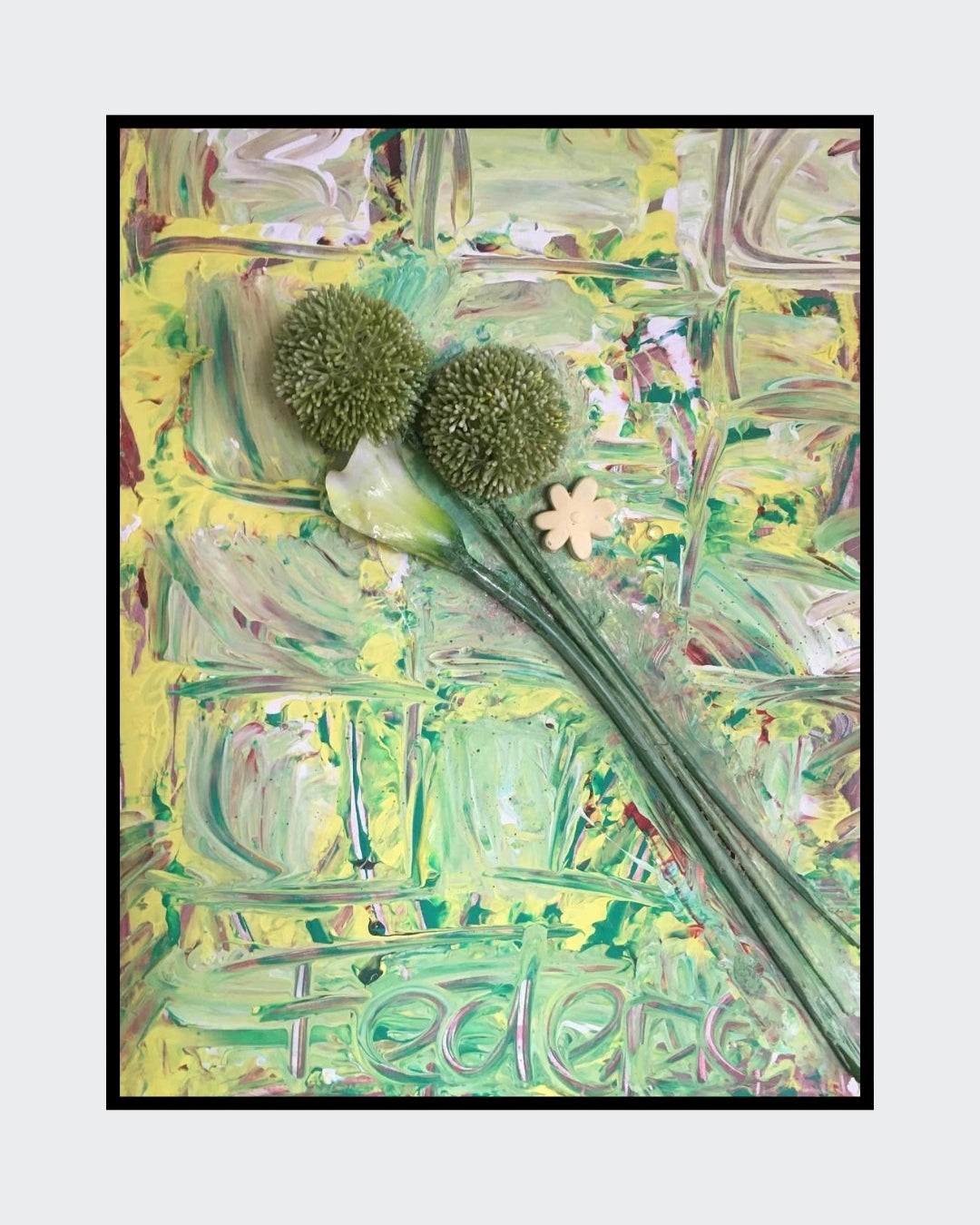 Dreidimensionales Acrylgemälde auf Leinwand (80 x 60 cm). Zwei grüne, kugelförmige Blütenstände dominieren das Bild, begleitet von einer großen, hellen, lilienartigen Blüte und einer kleinen, gelben, sternförmigen Blüte. Der Hintergrund zeigt abstrakte, grüne und gelbe Farbwirbel.