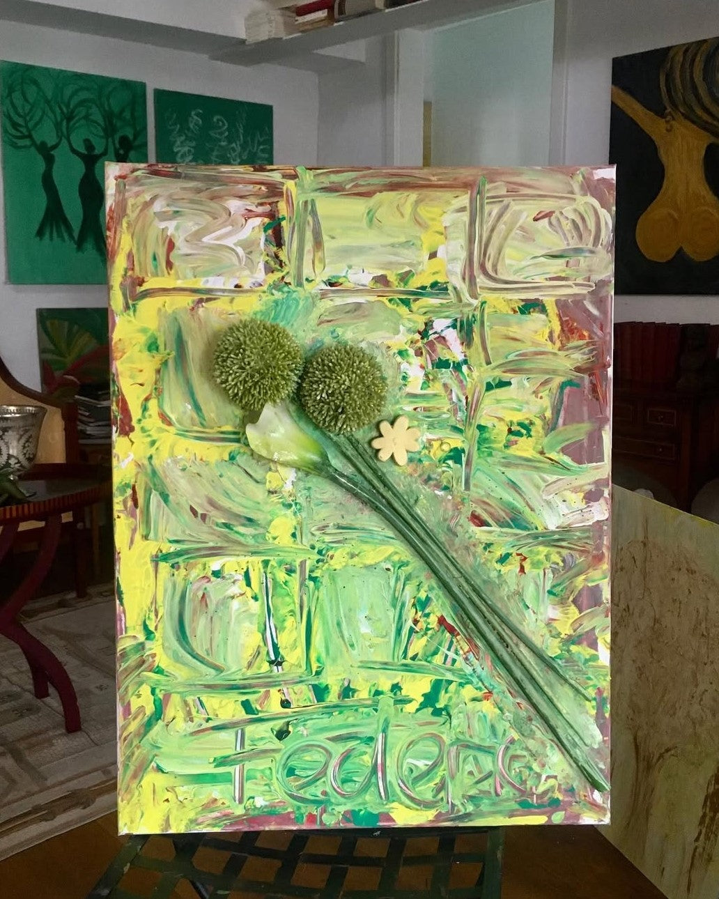 Dreidimensionales Acrylgemälde auf Leinwand (80 x 60 cm). Zwei grüne, kugelförmige Blütenstände dominieren das Bild, begleitet von einer großen, hellen, lilienartigen Blüte und einer kleinen, gelben, sternförmigen Blüte. Der Hintergrund zeigt abstrakte, grüne und gelbe Farbwirbel.
