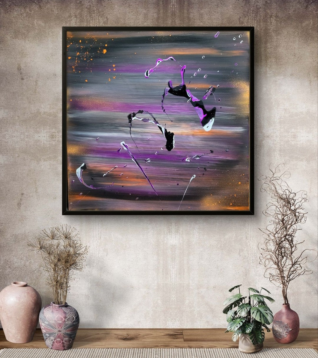 Quadratisches abstraktes Acrylgemälde "Eine andere Art von Himmel" von Sandra Conrad. Der Hintergrund zeigt weiche, horizontale Streifen in Grau, Violett und Orange. Darüber liegen fließende, dynamische Spritzer in Violett, Schwarz und Weiß.