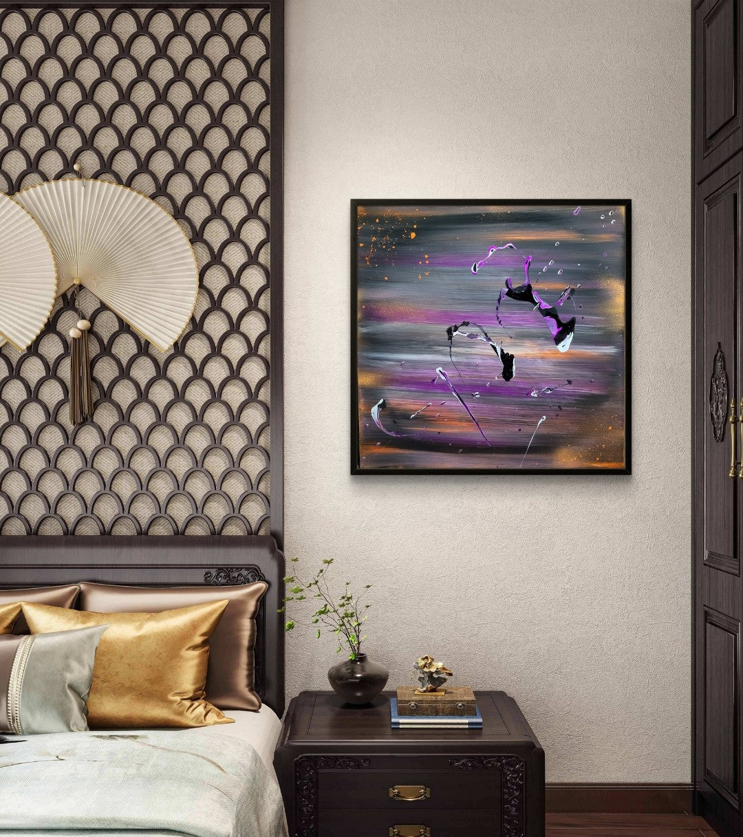 Quadratisches abstraktes Acrylgemälde "Eine andere Art von Himmel" von Sandra Conrad. Der Hintergrund zeigt weiche, horizontale Streifen in Grau, Violett und Orange. Darüber liegen fließende, dynamische Spritzer in Violett, Schwarz und Weiß.