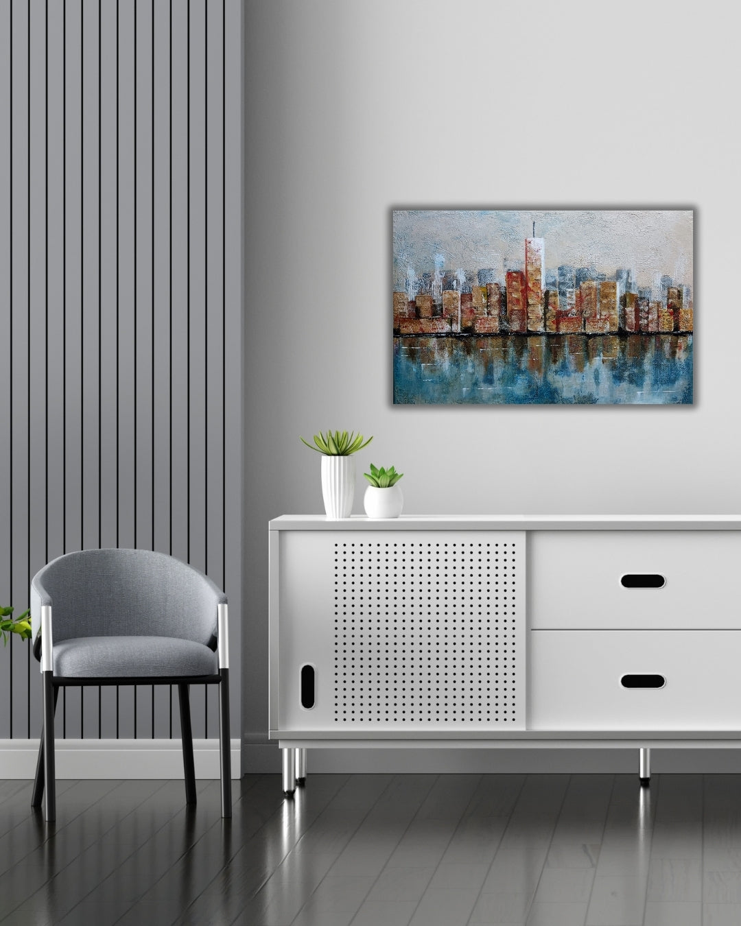 Acrylgemälde 'Skyline' von Smillya Dartsch. Eine stilisierte Darstellung einer Stadt-Skyline mit hohen Gebäuden, die sich im Wasser spiegeln. Die Gebäude sind in warmen Braun- und Rottönen gehalten, während das Wasser in kühlen Blau- und Grautönen dargestellt ist. Das Gemälde ist mit einem Glanzfirnis versiegelt. Maße: 40x60 cm.