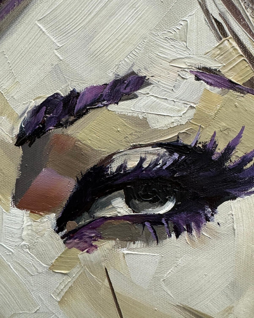 Detailaufnahme zu: xpressives Ölgemälde „Charme“ von Vadim Lazarev (80 × 80 cm). Porträt einer Frau mit intensiven Blick, umgeben von dynamischen Pinselstrukturen in erdigen und violetten Farbtönen.