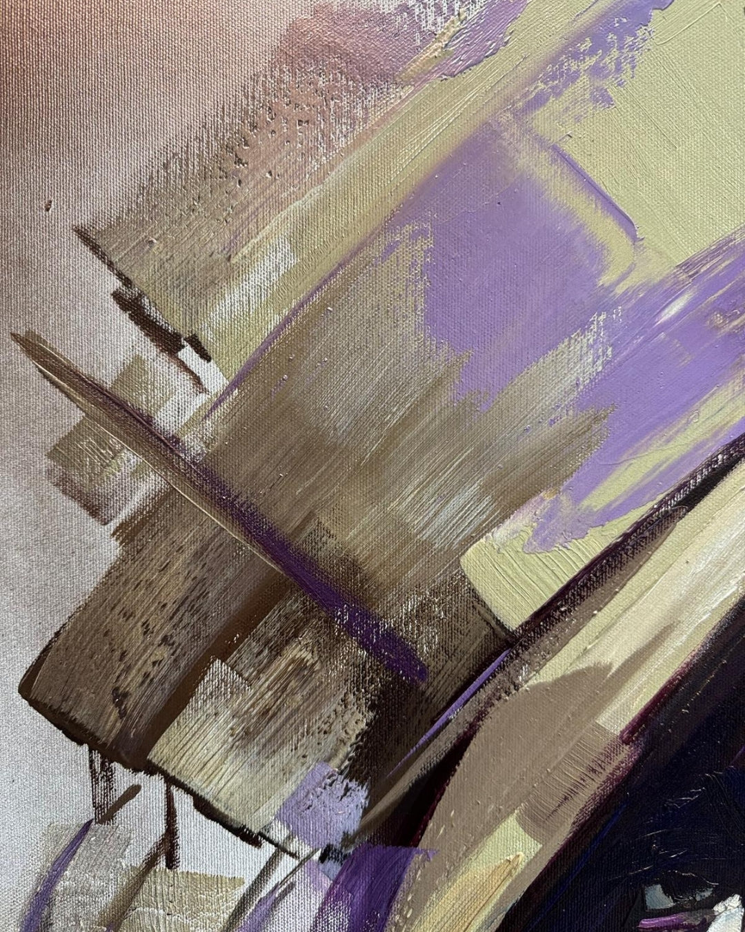 Detailaufnahme zu: xpressives Ölgemälde „Charme“ von Vadim Lazarev (80 × 80 cm). Porträt einer Frau mit intensiven Blick, umgeben von dynamischen Pinselstrukturen in erdigen und violetten Farbtönen.