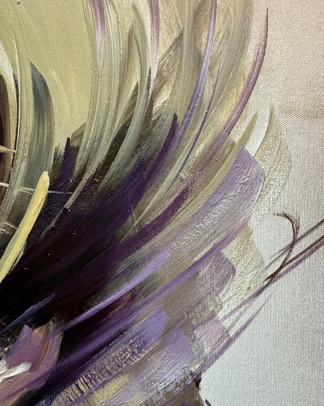 Detailaufnahme zu: xpressives Ölgemälde „Charme“ von Vadim Lazarev (80 × 80 cm). Porträt einer Frau mit intensiven Blick, umgeben von dynamischen Pinselstrukturen in erdigen und violetten Farbtönen.