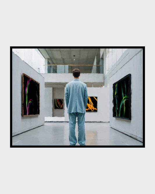 Das fotorealistische Digitalgemälde "Bilbao" aus der Serie "Rueckenfiguren" von nostrokes zeigt eine Person, die von hinten in einem großen, hellen, modernen Gebäude steht. Die Person trägt einen hellblauen Anzug und blickt auf die gegenüberliegenden Wände, an denen moderne, leuchtende Gemälde hängen. Das quadratische Werk ist in einer limitierten Edition auf Leinwand gedruckt und in der Online-Galerie FEMARTSPACE erhältlich.