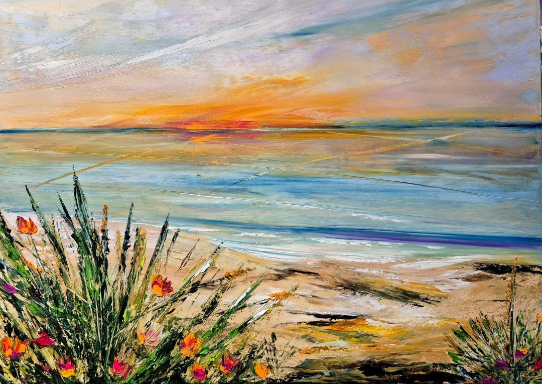 Abstraktes Ölgemälde "Am Abend" von Petra Erengil, 50x70 cm. Abendliche Küstenlandschaft mit orange-gelbem Himmel, ruhigem Meer und Strandgras. Florale abstrakte Malerei.