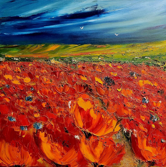 Abstraktes Ölgemälde "Sommer" von Petra Erengil, 50x50 cm. Mohnblumenfeld in Rot und Orange unter einem dunklen, stürmischen blau-grünen Himmel. Florale abstrakte Malerei.