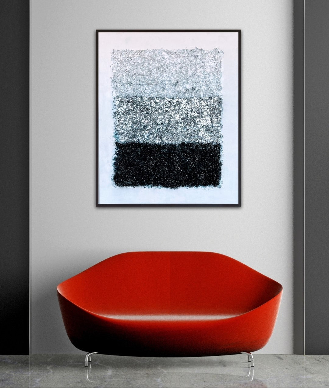 Dreiteiliges, strukturiertes Kunstwerk in Schwarz, Grau und Weiß. Organische, reliefartige Texturen, erzeugt durch Verpackungsmaterial, verleihen der Oberfläche eine filigrane, fast skulpturale Anmutung. Die Farben gehen fließend ineinander über, während das Spiel von Licht und Schatten Tiefe und Bewegung erzeugt.