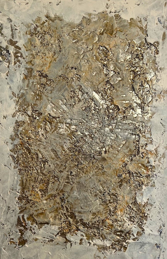 Abstraktes Kunstwerk mit strukturierter Oberfläche in sanften Erdtönen und edlen Goldakzenten. Die raue Textur aus Champagnerkreide trifft auf glänzende Blattgold-Fragmente, die in das Werk eingearbeitet sind. Das Bild wirkt wie eine verwitterte, schimmernde Oberfläche, die Licht und Schatten auf faszinierende Weise reflektiert.