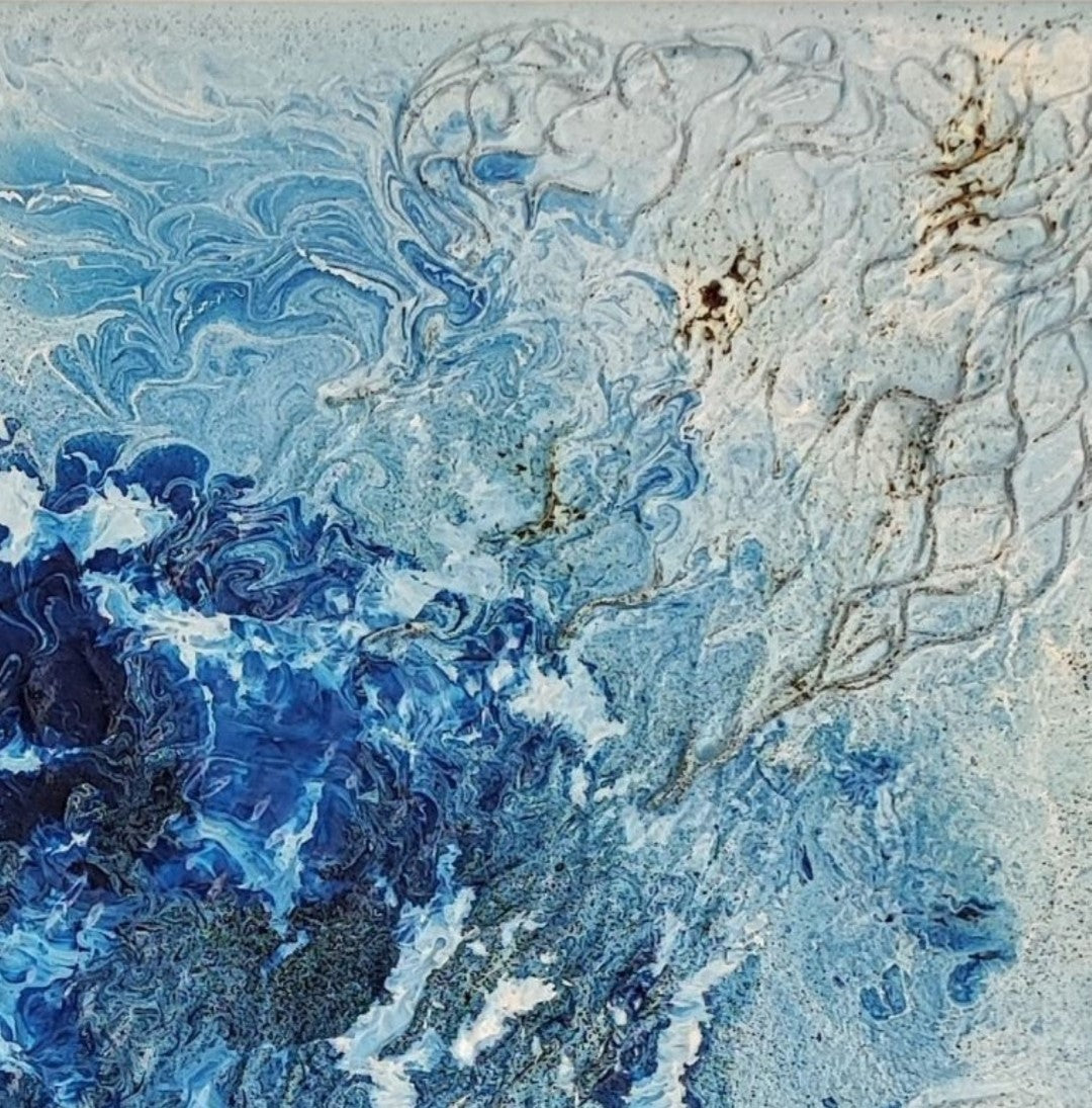 Abstraktes Gemälde „Meereswunden“ von Smillya Dartsch – in Blautönen, mit plastischen Strukturen, die die Verletzlichkeit der Meere symbolisieren.