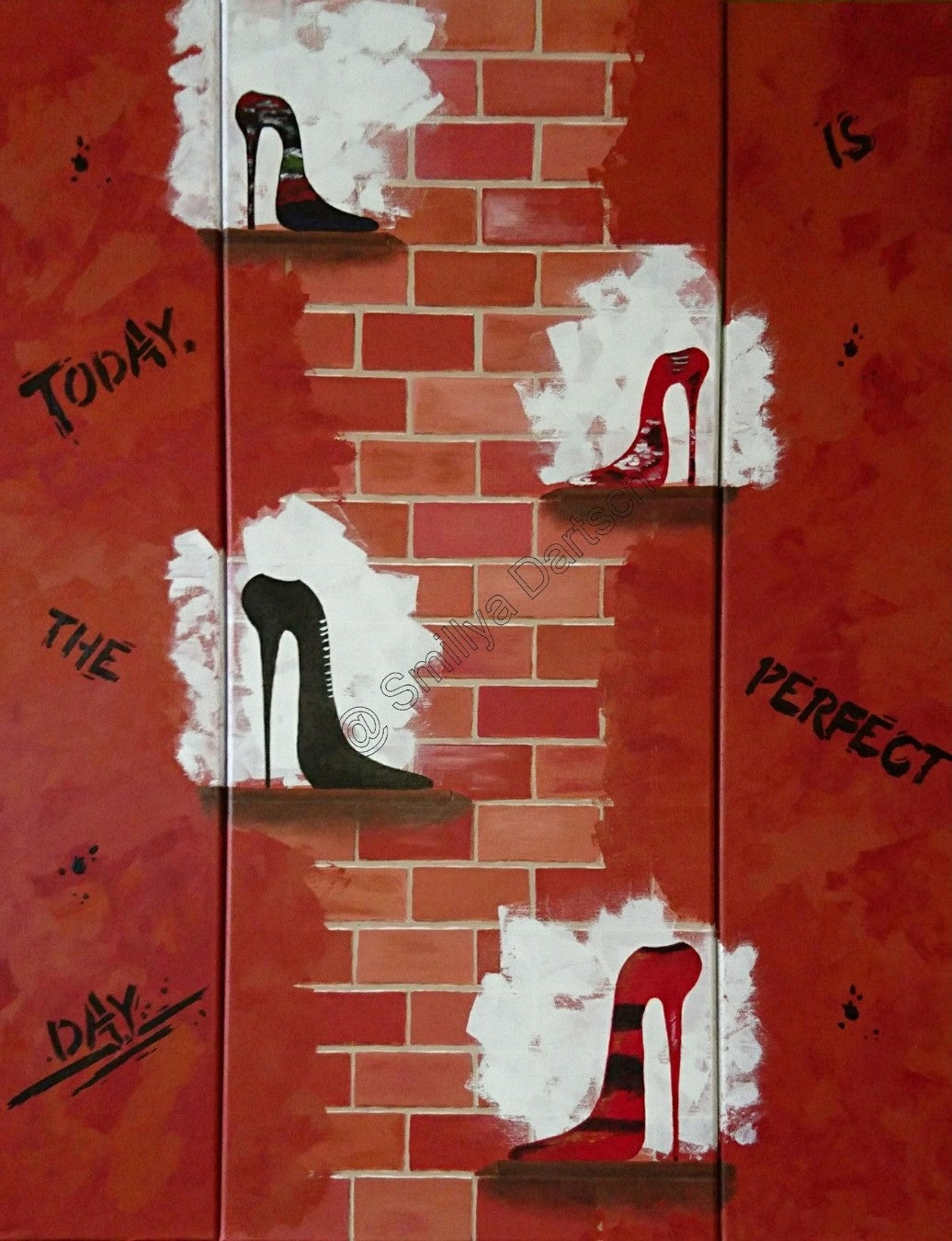 Triptychon „Appell an die Frauenwelt“ von Smillya Dartsch – rote Backsteinoptik mit High Heels und Schriftzug „Today is the perfect day“.