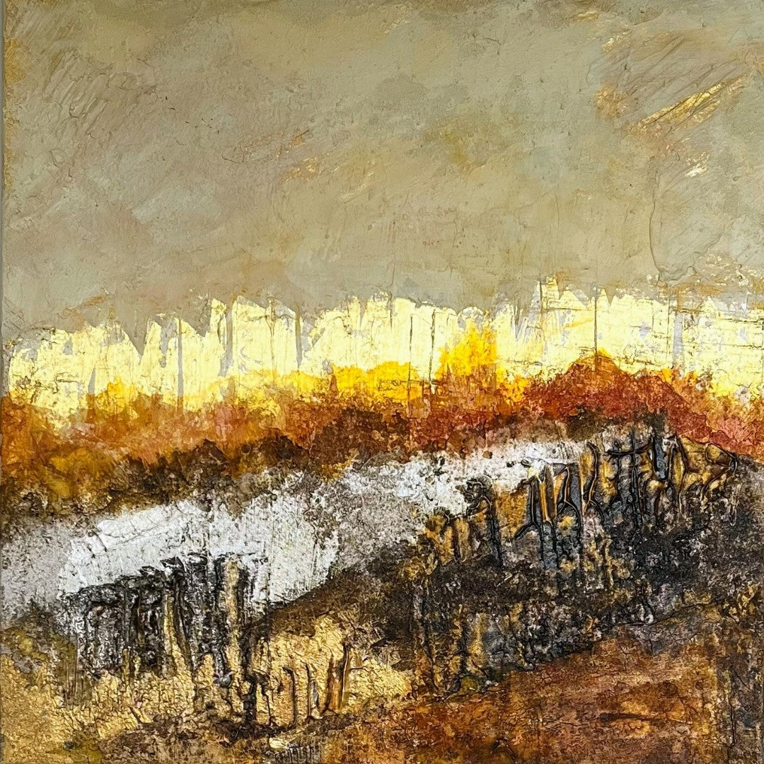 bstrakte Malerei "Zwischen Glut und Asche" von Sigrid Bautze-Klinder (80x80 cm, Acryl auf Leinwand, Blattgold und Strukturpaste). Die Textur des Werks ist stark ausgeprägt und erinnert an erodierte Felsen oder verkohlte Bäume.
