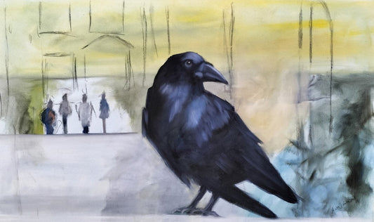 Ein großer, schwarzer Rabe dominiert den Vordergrund des Bildes. Er sitzt auf einem hellen Untergrund und blickt nach rechts aus dem Bild. Im Hintergrund sind schemenhaft vier Personen zu sehen, die vor einem gelblichen Hintergrund in die Ferne blicken. Bilder der Künstlerein Anke Dinkelbach bei FemArtSPACE.