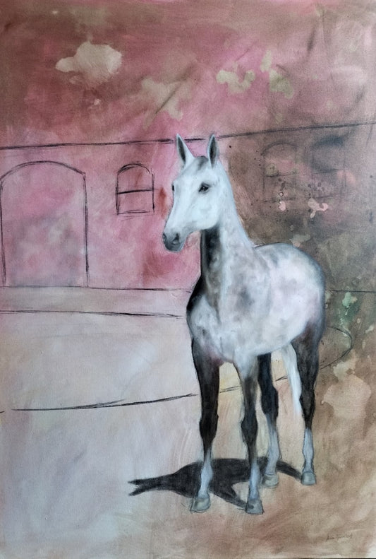 Pferd auf dem Reitplatz - Gemälde von Anke Dinkelbach
Dieses atmosphärische Gemälde zeigt ein hellgraues Pferd auf einem Reitplatz. Die Künstlerin Anke Dinkelbach fängt die ruhige Stimmung und die Eleganz des Tieres in Pastelltönen ein. Erhältlich bei FemArtSPACE.