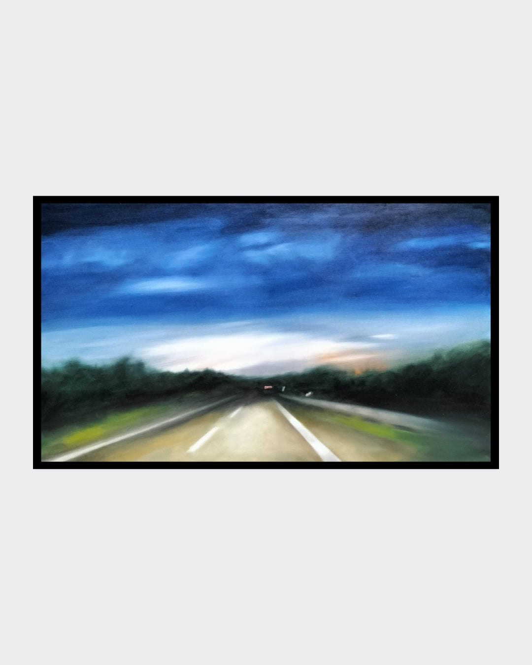Eine verschwommene Darstellung einer nächtlichen Autofahrt. Die Straße rast auf den Betrachter zu, während der Himmel in dunklen Blautönen und verschwommenen Lichtern am Horizont getaucht ist. Die Umgebung ist nur schemenhaft als grüne und braune Flecken zu erkennen, die die Geschwindigkeit der Bewegung unterstreichen. Ölgemälde der Künstlerin Anke Dinkelbach bei FemArtSPACE.