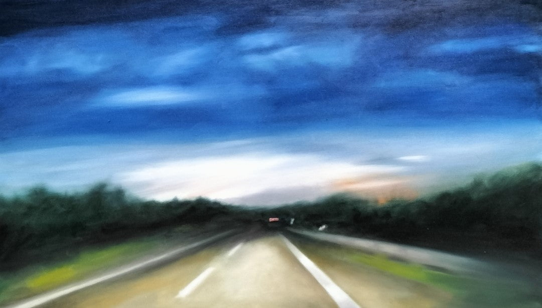 Eine verschwommene Darstellung einer nächtlichen Autofahrt. Die Straße rast auf den Betrachter zu, während der Himmel in dunklen Blautönen und verschwommenen Lichtern am Horizont getaucht ist. Die Umgebung ist nur schemenhaft als grüne und braune Flecken zu erkennen, die die Geschwindigkeit der Bewegung unterstreichen. Ölgemälde der Künstlerin Anke Dinkelbach bei FemArtSPACE.