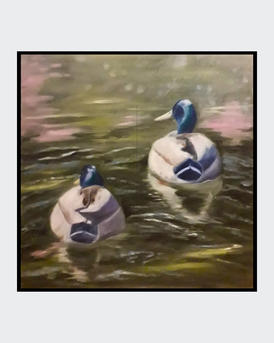 Zwei Stockenten schwimmen auf einem Teich, ihre Rücken dem Betrachter zugewandt. Die Enten sind in Weiß- und Blautönen gehalten und spiegeln sich im leicht trüben Wasser. Der Hintergrund zeigt verschwommenes Grün und Braun, was auf Bäume und Uferbewuchs hindeutet. Ölgemälde von Anke Dinkelbach, Künstlerin bei FemArtSPACE.