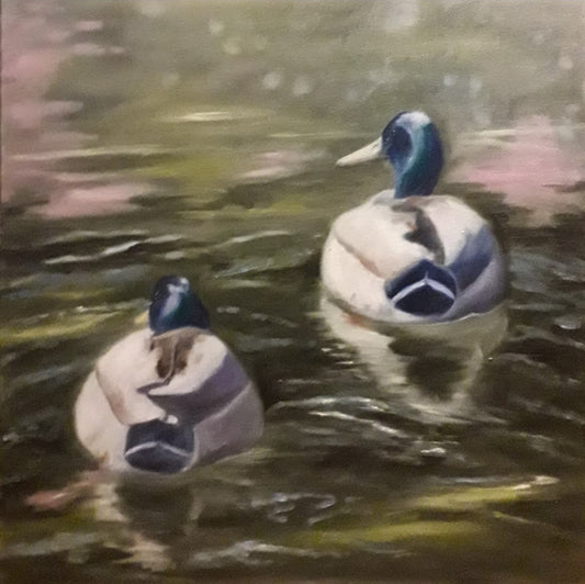 Zwei Stockenten schwimmen auf einem Teich, ihre Rücken dem Betrachter zugewandt. Die Enten sind in Weiß- und Blautönen gehalten und spiegeln sich im leicht trüben Wasser. Der Hintergrund zeigt verschwommenes Grün und Braun, was auf Bäume und Uferbewuchs hindeutet. Ölgemälde von Anke Dinkelbach, Künstlerin bei FemArtSPACE.