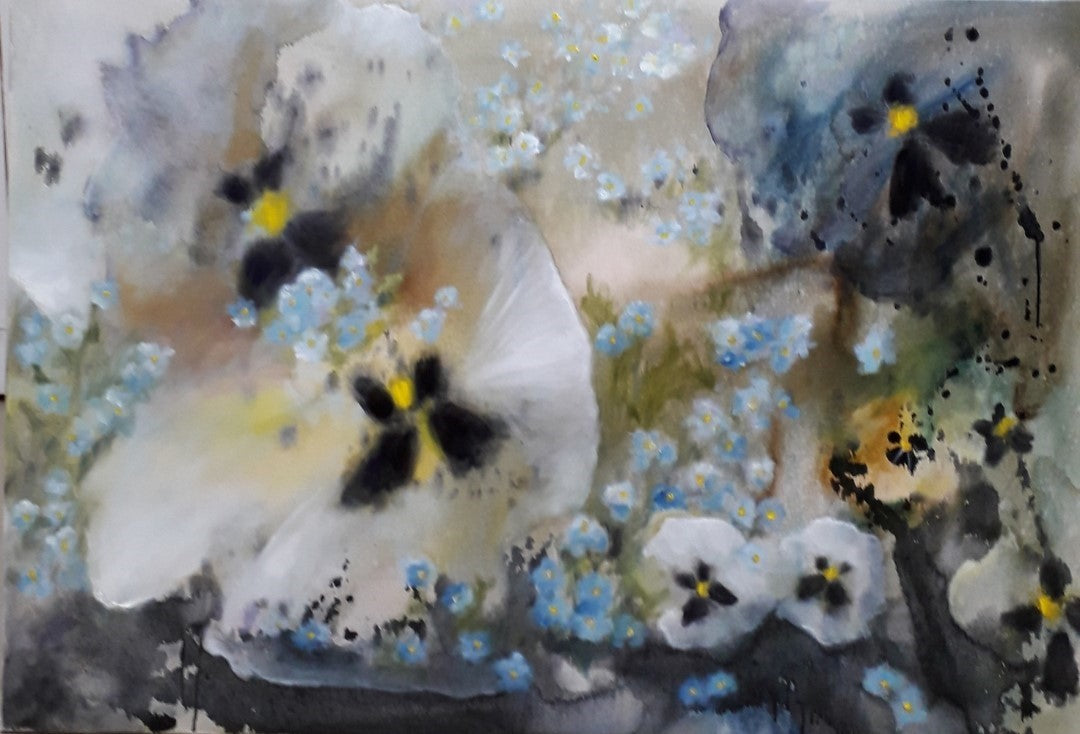 Das Bild ist ein wunderschönes Aquarell, keine Ölmalerei. Es zeigt eine Gruppe von Stiefmütterchen in zarten Weiß- und Blautönen, die mit Vergissmeinnicht durchsetzt sind. Die Farben sind harmonisch aufeinander abgestimmt und erzeugen eine ruhige und friedliche Atmosphäre. Die dunklen Akzente im Hintergrund verleihen dem Bild Tiefe und lassen die Blumen noch stärker hervortreten. Ölgemälde von Anke Dinkelbach bei FemArtSPACE.
