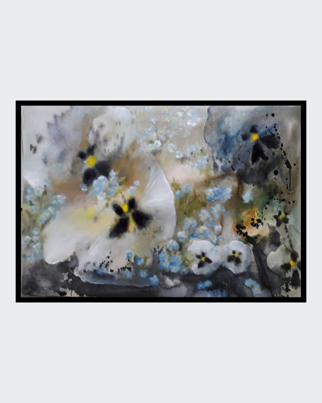 Das Bild ist ein wunderschönes Aquarell, keine Ölmalerei. Es zeigt eine Gruppe von Stiefmütterchen in zarten Weiß- und Blautönen, die mit Vergissmeinnicht durchsetzt sind. Die Farben sind harmonisch aufeinander abgestimmt und erzeugen eine ruhige und friedliche Atmosphäre. Die dunklen Akzente im Hintergrund verleihen dem Bild Tiefe und lassen die Blumen noch stärker hervortreten. Ölgemälde von Anke Dinkelbach bei FemArtSPACE.