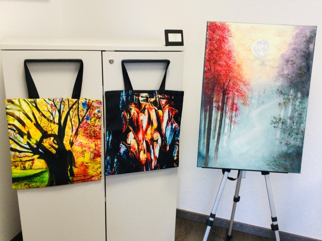 "Mysterious Forest": Acrylgemälde von Claudia Altemeier (70x50 cm), mystischer Herbstwald mit leuchtend roten Bäumen, lilagrauem Nebel, schemenhaftem Weg und milchigem Mondlicht. Romantisch-impressionistischer Stil.