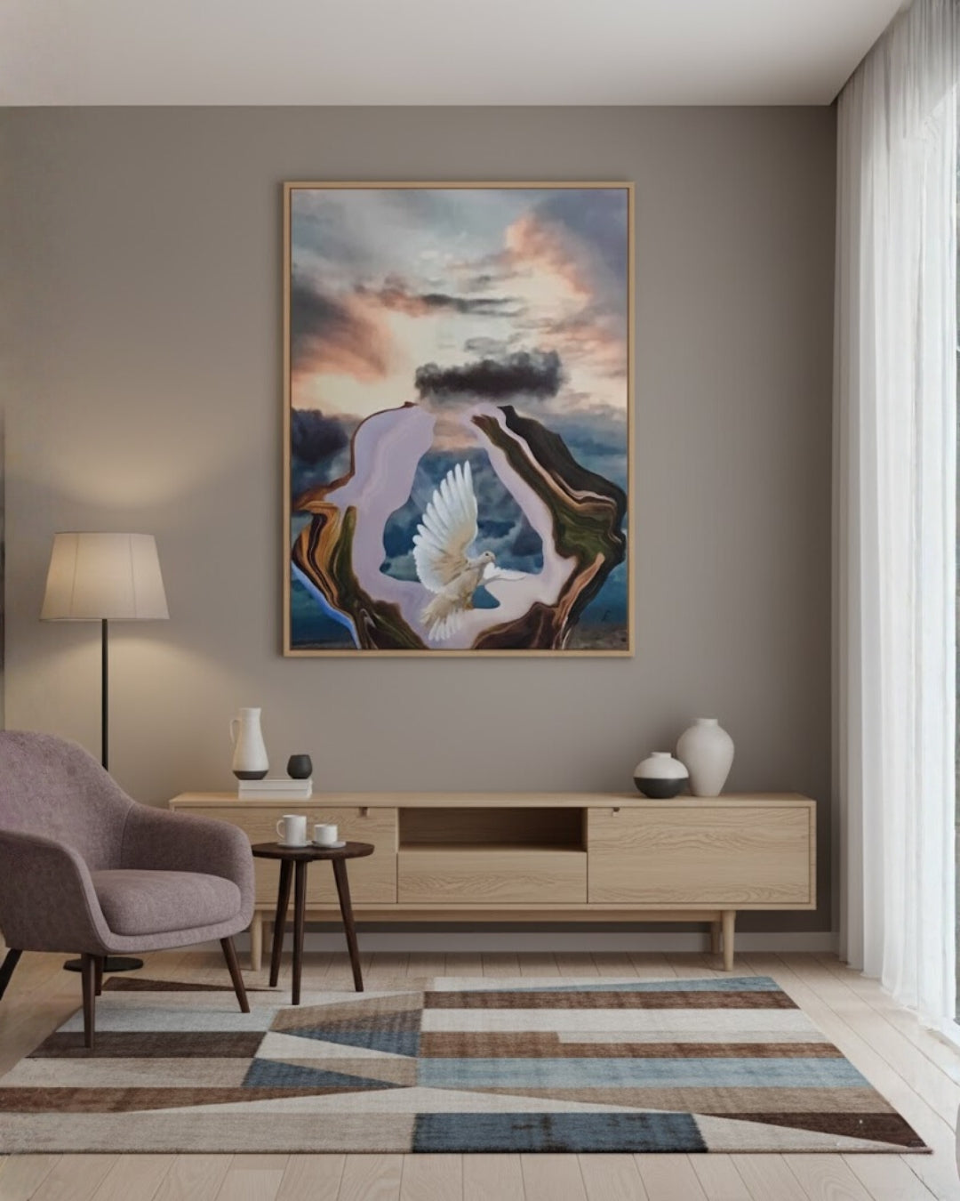 Ein surreales Gemälde, das eine weiße Taube mit ausgebreiteten Flügeln in einem abstrakten, höhlenartigen Rahmen zeigt, der aus erdfarbenen und lavendelfarbenen Wirbeln besteht. Im Hintergrund ist ein dramatischer Himmel mit rosafarbenen und grauen Wolken zu sehen, der eine Atmosphäre von Hoffnung und Geborgenheit vermittelt.