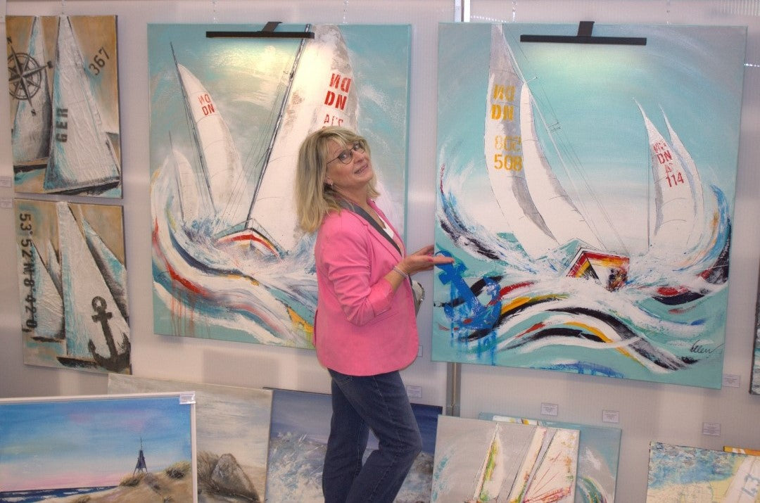 Ein kraftvolles, abstraktes Gemälde von Ellen Rethemeier, das die unbändige Kraft des Meeres einfängt. Zwei Segelboote kämpfen sich durch hohe Wellen, während der Wind ihre Segel bläht. Die Farben sind kräftig und dynamisch, mit viel Weiß und Blau, um die Gischt und den Himmel darzustellen. Die Künstlerin und weitere Bilder sind ebenfalls zu sehen. Erhältlich bei FEMARTSPACE, Online-Galerie.