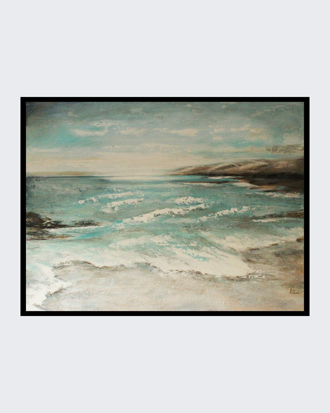 "Mein Paradies" zeigt eine dramatische Küstenlandschaft. Die dunklen Wolken über dem türkisfarbenen Meer lassen auf ein bevorstehendes Unwetter schließen. Die Wellen im Vordergrund vermitteln ein Gefühl von Bewegung und Energie. Die pastose Malweise erzeugt eine reliefartige Oberfläche, die dem Bild eine zusätzliche Dimension verleiht. Bild von Ellen Rethemeier aus der Online-Galerie FEMARTSPACE.