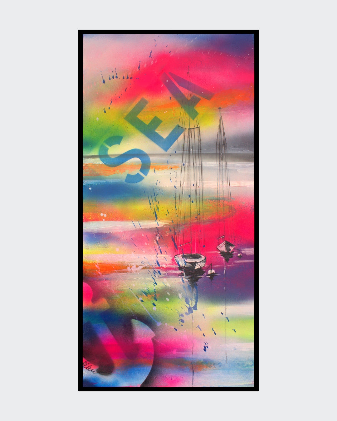Das Werk von Ellen Rethemeier, ausgestellt in der Online-Galerie FEMARTSPACE, ist ein farbenfrohes Gemälde im Graffiti-Stil. Drei Segelboote spiegeln sich im Wasser, während der Himmel in Neonfarben leuchtet. Das Wort "SEA" ist prominent im Vordergrund platziert und verleiht dem Werk eine maritime Note.