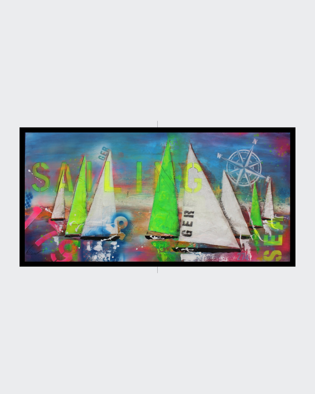 Abstrakte Malerei mit dem Titel "Sailing" von Ellen Rethemeier. Mehrere weiße Segelboote mit grünen und weißen Segeln heben sich von einem farbenfrohen Hintergrund in Neonfarben ab. Der Schriftzug "SAILING" und ein Kompass zieren das Bild. Die Künstlerin wünscht "Allzeit gute Fahrt und immer eine Handbreit Wasser unterm Kiel". Bild aus der Online-Galerie FEMARTSPACE.