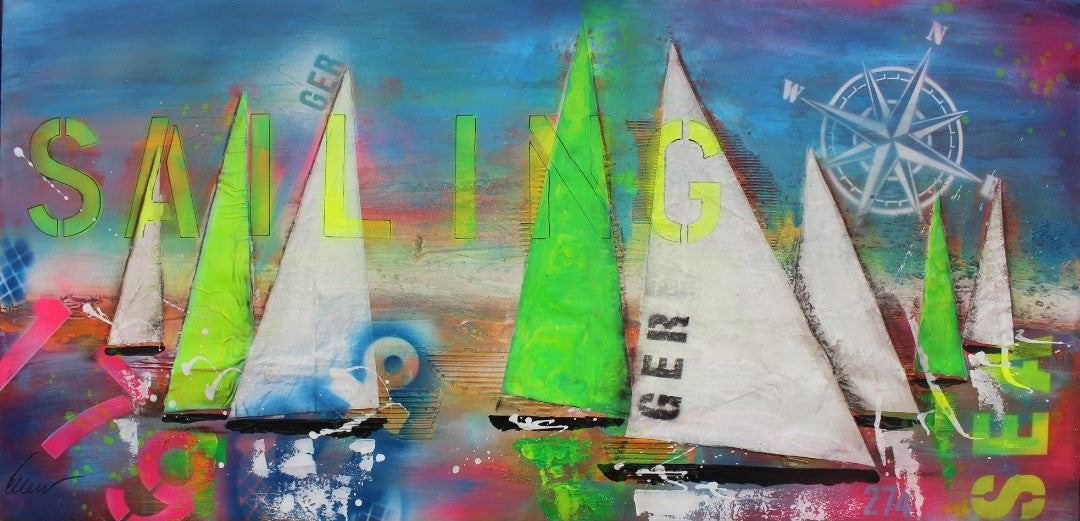 Abstrakte Malerei mit dem Titel "Sailing" von Ellen Rethemeier. Mehrere weiße Segelboote mit grünen und weißen Segeln heben sich von einem farbenfrohen Hintergrund in Neonfarben ab. Der Schriftzug "SAILING" und ein Kompass zieren das Bild. Die Künstlerin wünscht "Allzeit gute Fahrt und immer eine Handbreit Wasser unterm Kiel". Bild aus der Online-Galerie FEMARTSPACE.