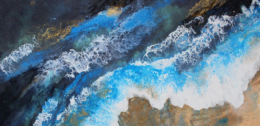 Ein abstraktes Gemälde von Ellen Rethemeier, "Wellen des Ozeans", zeigt dynamische, wellenförmige Pinselstriche in Blau-, Grün- und Weißtönen, die an die Bewegung des Meeres erinnern. Die Leinwand ist mit Meerwasser, Pigmenten, originalem Meersand und Seegras verziert. Erhältich in der Online-Galerie von FEMARTSPACE.