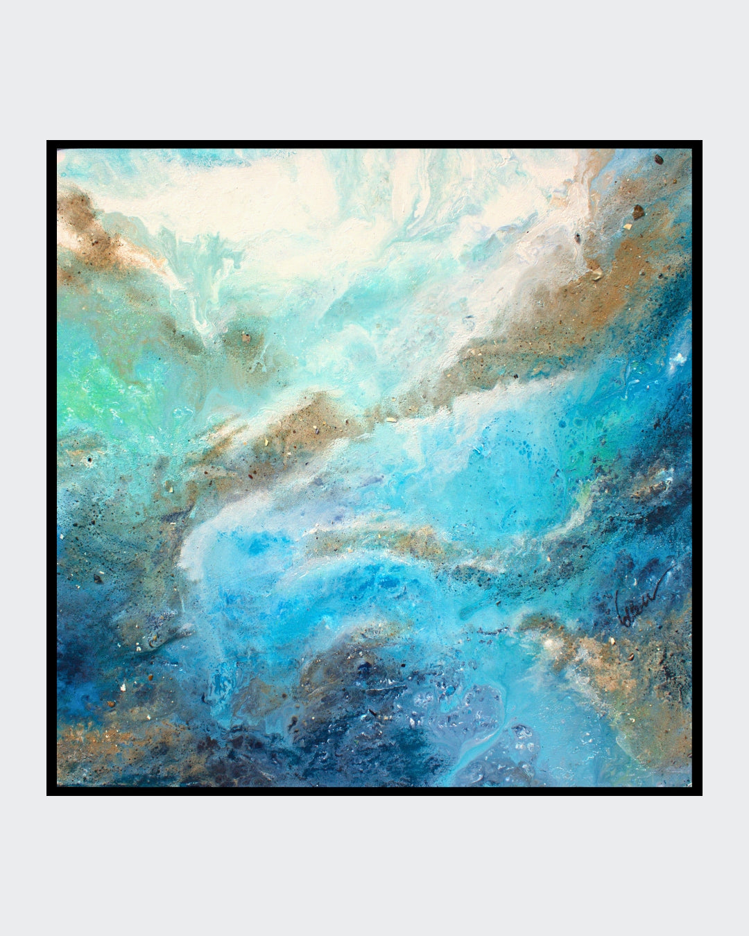 Ein abstraktes Gemälde in Blau- und Grüntönen zeigt die Ostsee. Die Künstlerin Ellen Rethemeier hat original Ostseesand in die Acrylfarbe eingearbeitet, die mit Meerwasser verdünnt wurde. Die Farben fließen und erzeugen lebendige Strukturen. Das Gemälde hat die Maße 80 x 80 x 2 cm. Kunst kaufen - bei FEMARTSPACE.