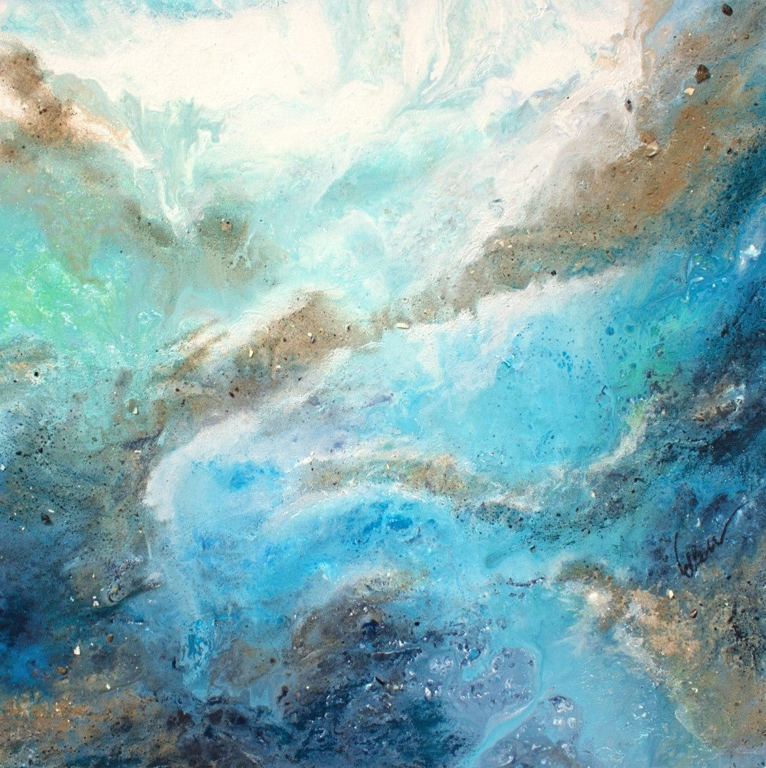 Ein abstraktes Gemälde in Blau- und Grüntönen zeigt die Ostsee. Die Künstlerin Ellen Rethemeier hat original Ostseesand in die Acrylfarbe eingearbeitet, die mit Meerwasser verdünnt wurde. Die Farben fließen und erzeugen lebendige Strukturen. Das Gemälde hat die Maße 80 x 80 x 2 cm. Kunst kaufen - bei FEMARTSPACE.