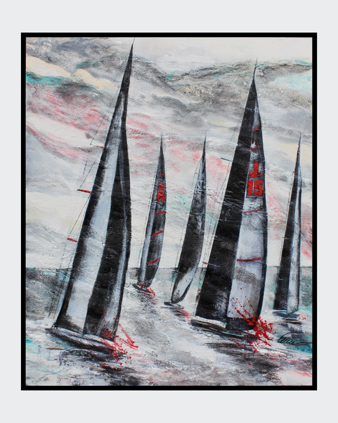 Abstraktes Gemälde mit dem Titel "the Race" von Ellen Rethemeier. Das Bild zeigt eine Regatta auf dem Meer. Die Segelboote sind als dunkle, schlanke Formen dargestellt, die sich aus dem Wasser erheben. Die Segel sind mit kräftigen roten und schwarzen Farbakzenten versehen. Der Hintergrund ist in zarten Farbtönen gehalten und erinnert an einen stürmischen Himmel. Die einzigartige Struktur des Bildes entsteht durch den Einsatz von Meersand, der eine raue und lebendige Oberfläche schafft. FEMARTSPACE
