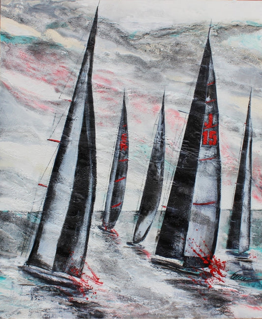 Abstraktes Gemälde mit dem Titel "the Race" von Ellen Rethemeier. Das Bild zeigt eine Regatta auf dem Meer. Die Segelboote sind als dunkle, schlanke Formen dargestellt, die sich aus dem Wasser erheben. Die Segel sind mit kräftigen roten und schwarzen Farbakzenten versehen. Der Hintergrund ist in zarten Farbtönen gehalten und erinnert an einen stürmischen Himmel. Die einzigartige Struktur des Bildes entsteht durch den Einsatz von Meersand, der eine raue und lebendige Oberfläche schafft. FEMARTSPACE
