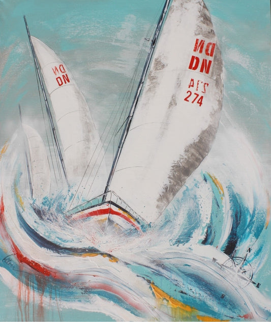 Ein kraftvolles, abstraktes Gemälde von Ellen Rethemeier, das die unbändige Kraft des Meeres einfängt. Zwei Segelboote kämpfen sich durch hohe Wellen, während der Wind ihre Segel bläht. Die Farben sind kräftig und dynamisch, mit viel Weiß und Blau, um die Gischt und den Himmel darzustellen. Erhältlich bei FEMARTSPACE, Online-Galerie.